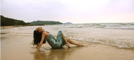 在沙滩上仰望天空。