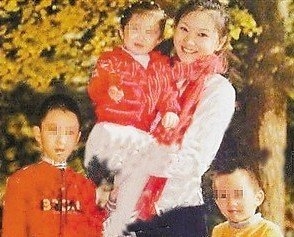 张艺谋被曝秘密再婚 娇妻携已生三子回张宅被拍